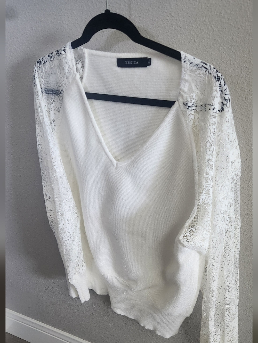 Zesica Women's White V-Neck Lace-Sleeve Sweater